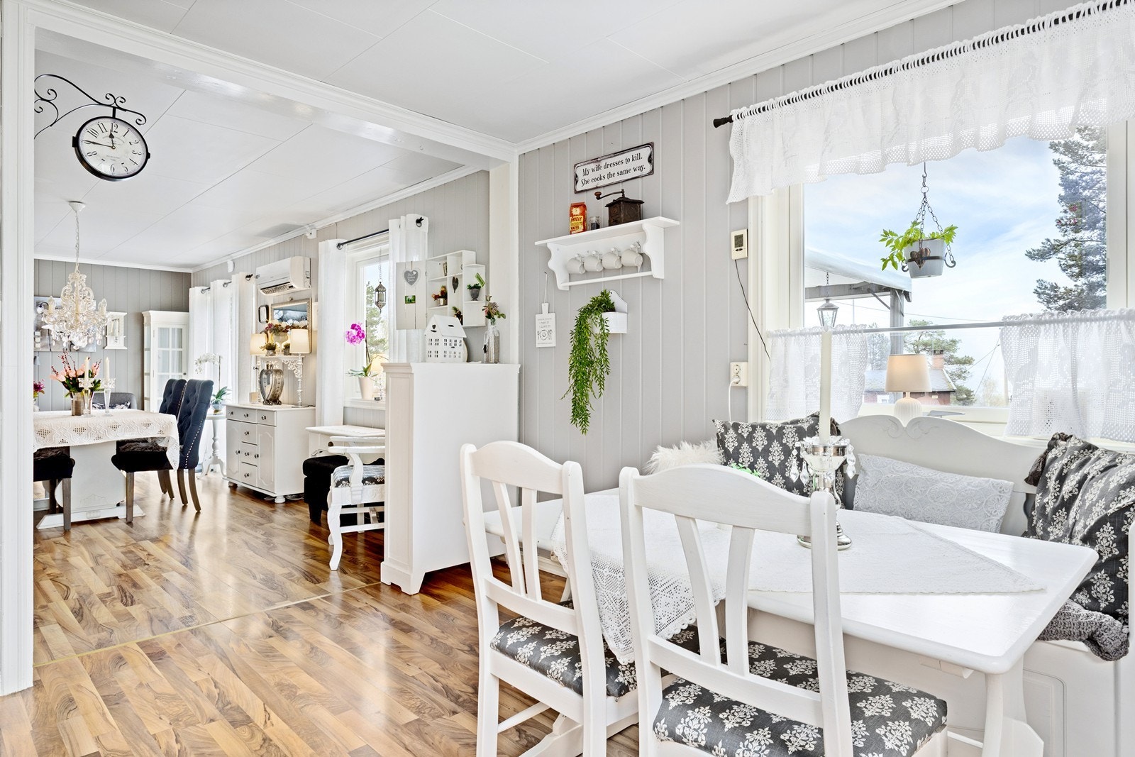 Det er rom for en liten spisegruppe på kjøkkenet der en kan sitte å spise frokost. Galleribilde