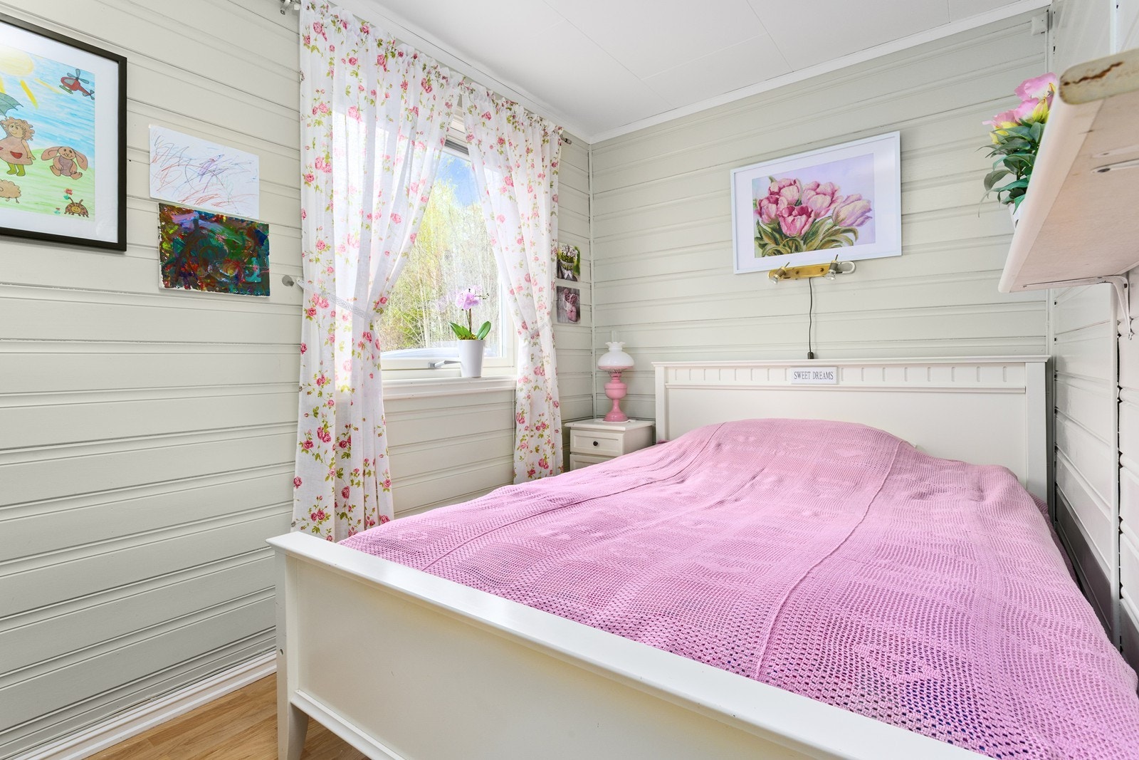 Soverommene har plass til seng og garderobeløsning. Galleribilde