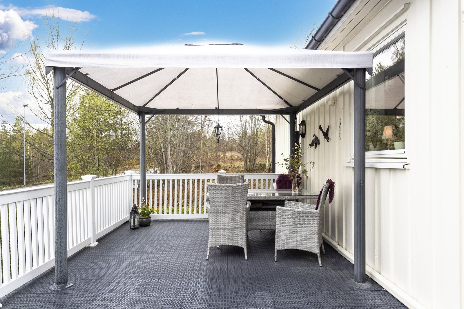 Hyggelig uteplass med montert pergola, der er rom for diverse møblement som spisegruppe og loungegruppe. Galleribilde