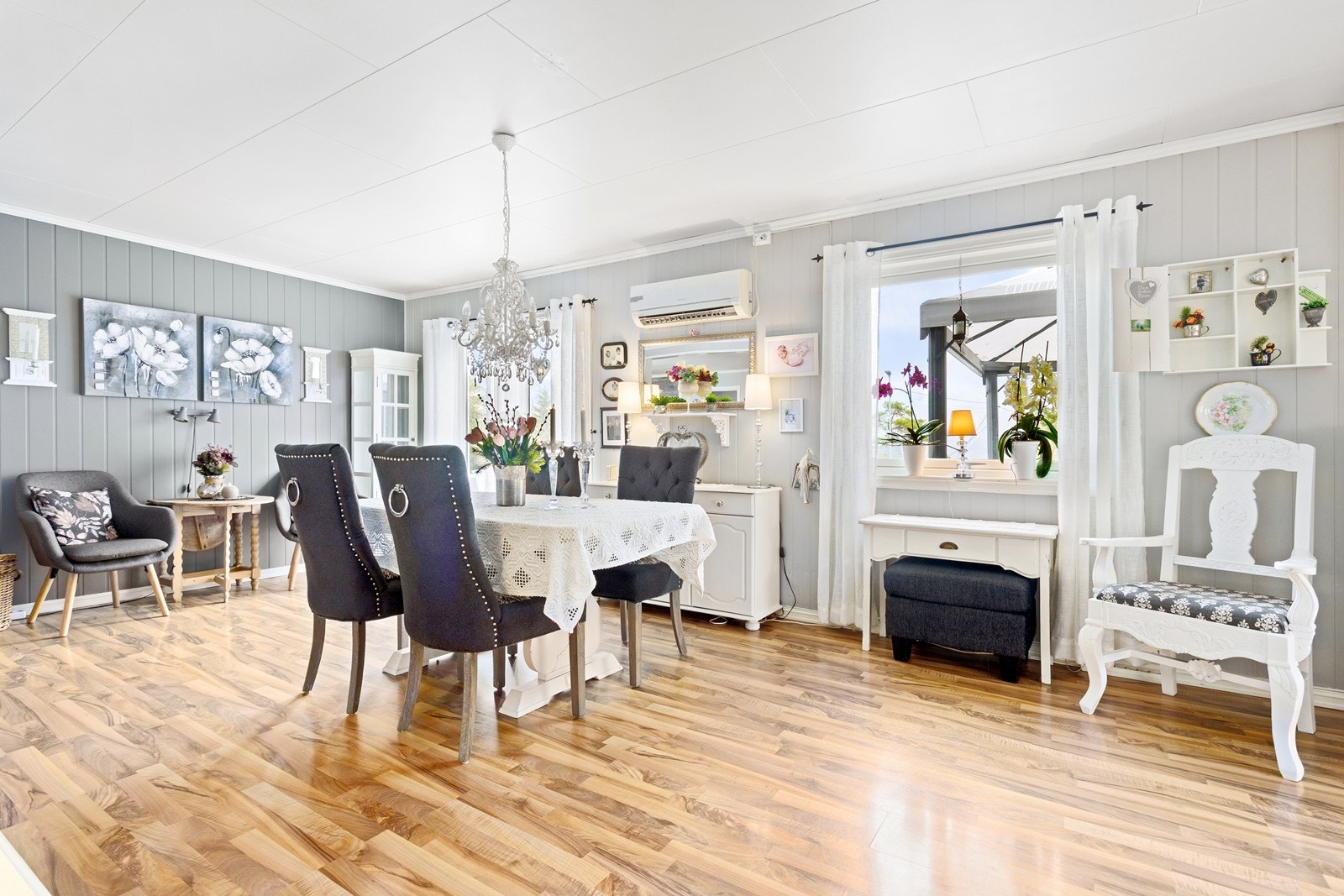 Det er montert varmepumpe i stuen. Galleribilde