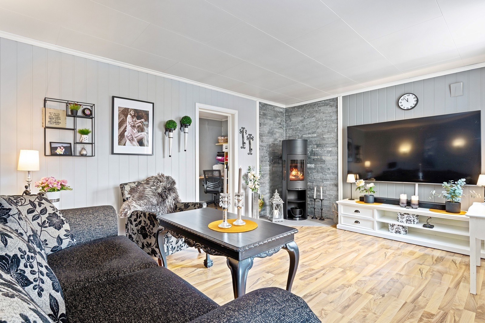 Stuen er romslig med plass til flere møbleringssoner som sofakrok, tv-møblement, spisebord og vitrineskap. Galleribilde