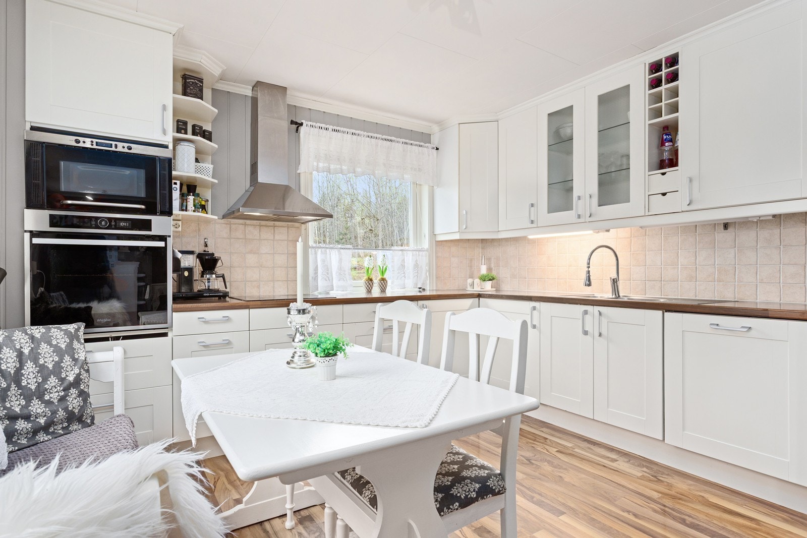 Kjøkkenet er utstyrt med integrert komfyr, platetopp, mikrobølgeovn og oppvaskmaskin. Innredningen er fra etter 2005, og over koketoppen er det montert mekanisk avtrekk/ventilator. Hvitevarer er fra ca. 2021 Galleribilde