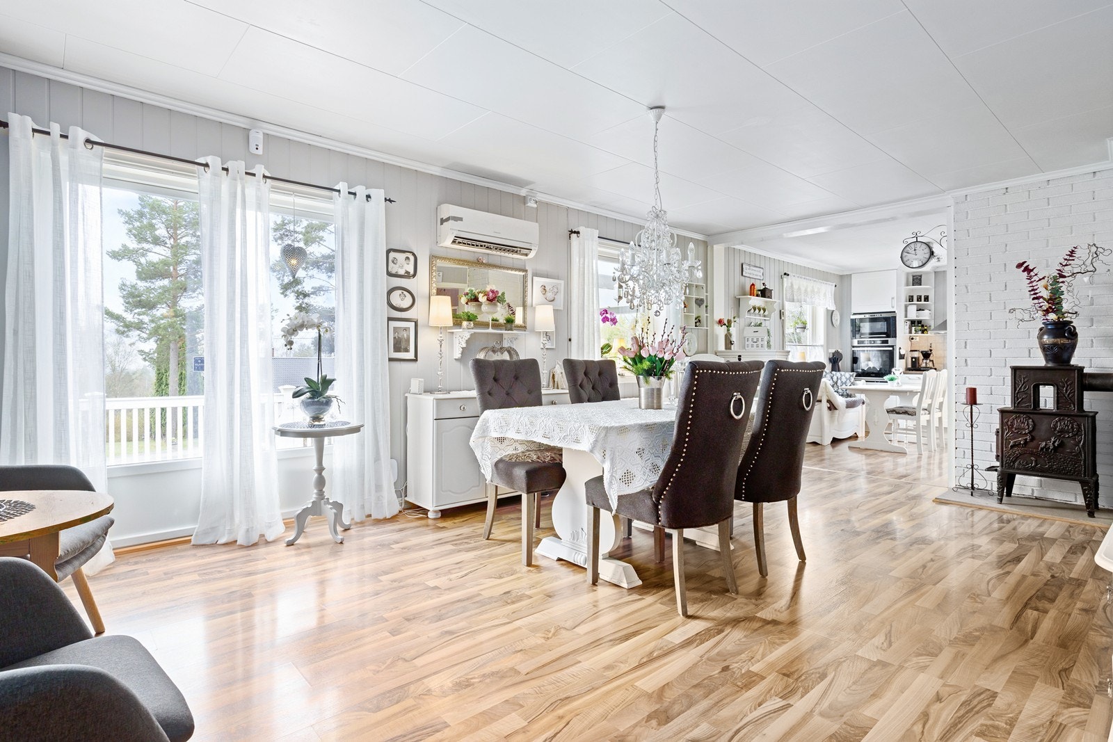 Fra spisestuen er det direkte utgang til boligens fine terrasse og utearealer. Galleribilde