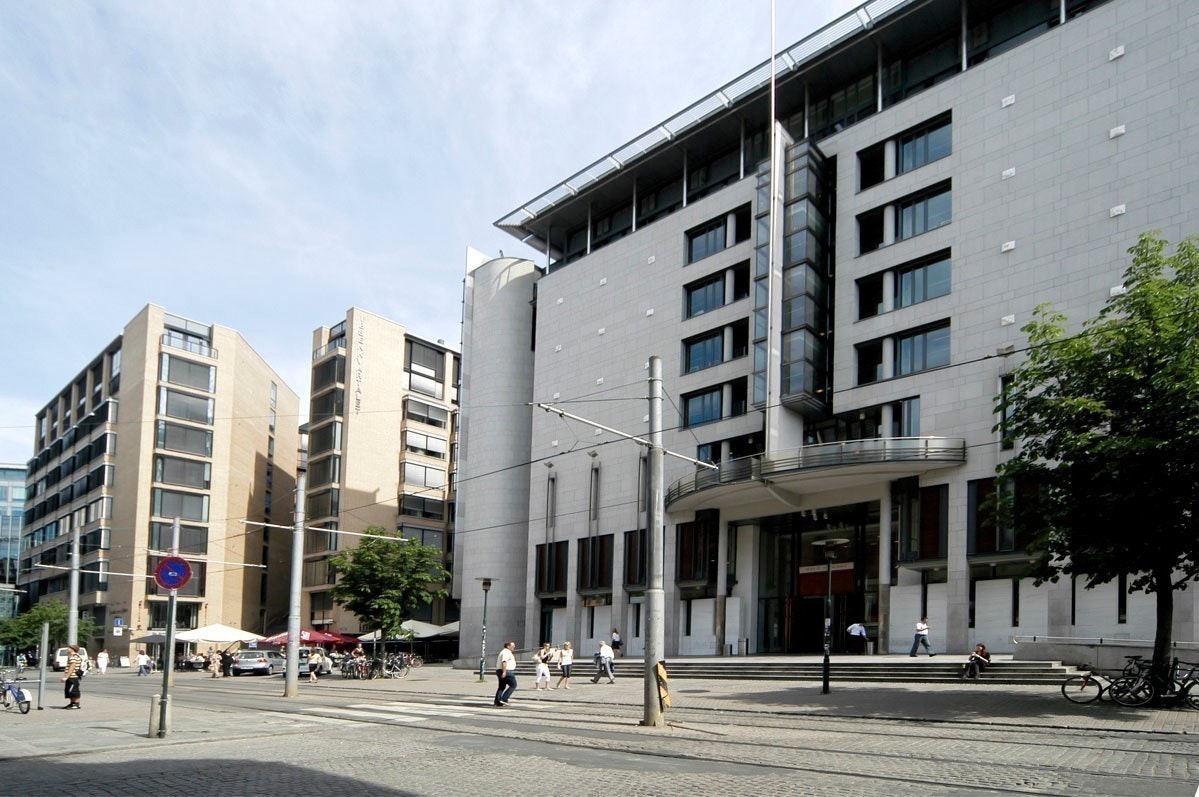 Det er kort vei til Tinghuset Galleribilde