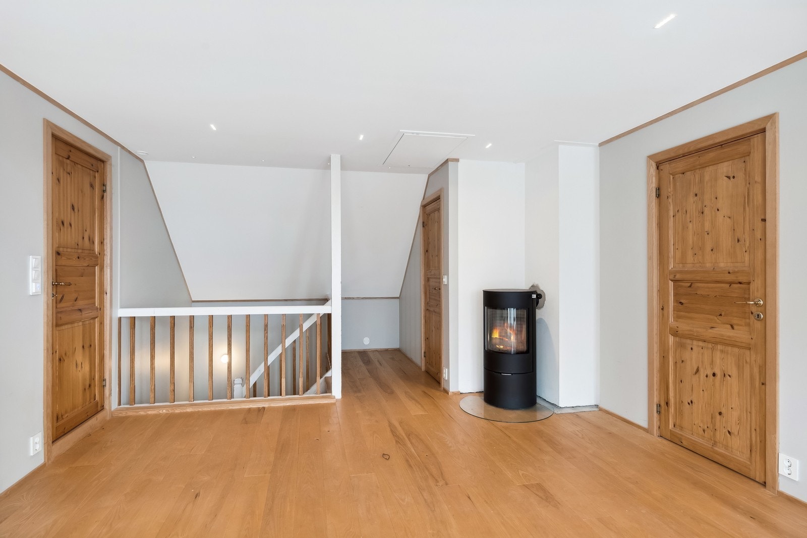 Loftstuen har en peisovn som varmer godt! Galleribilde