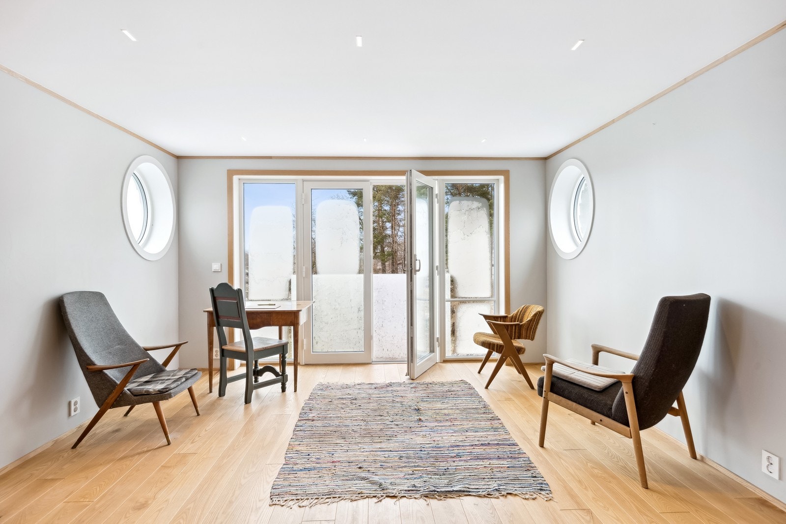 Flott loftstue i 2.etg med fransk balkong og fantastisk utsikt! Galleribilde
