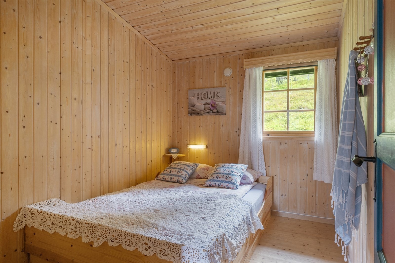 Begge er av god størrelse så man har plass til seng av eget ønske. Galleribilde