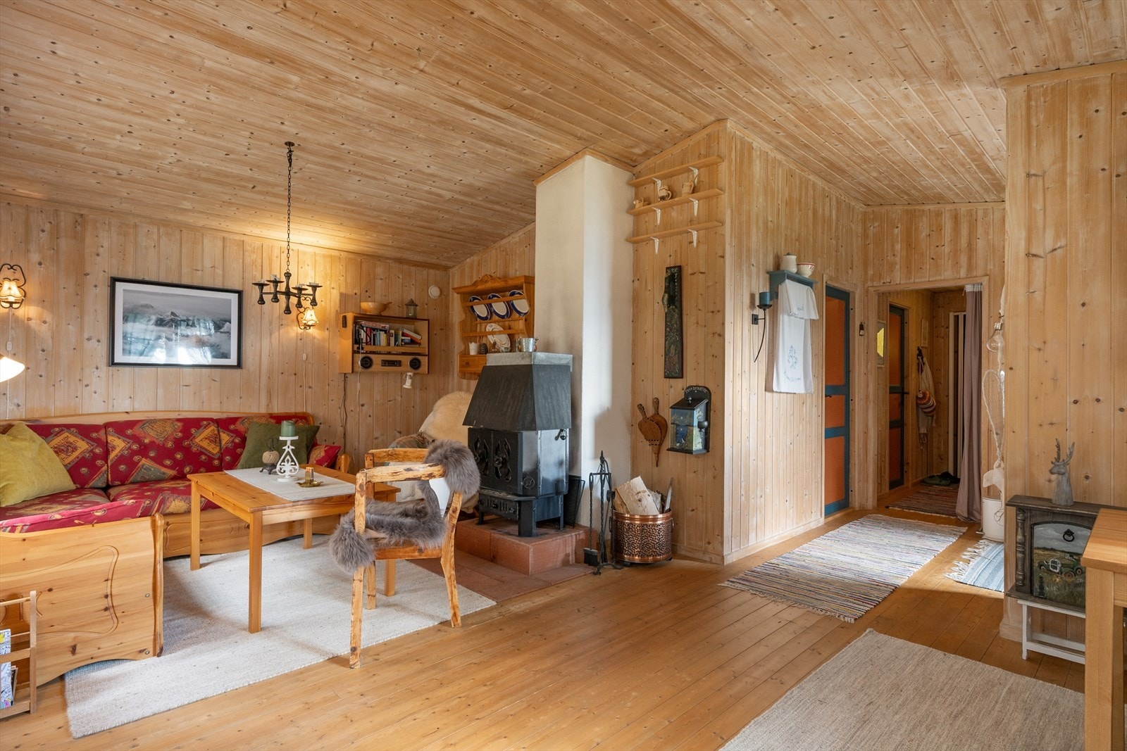 Det er høyt opp under taket, som gir en god romfølelse. Galleribilde