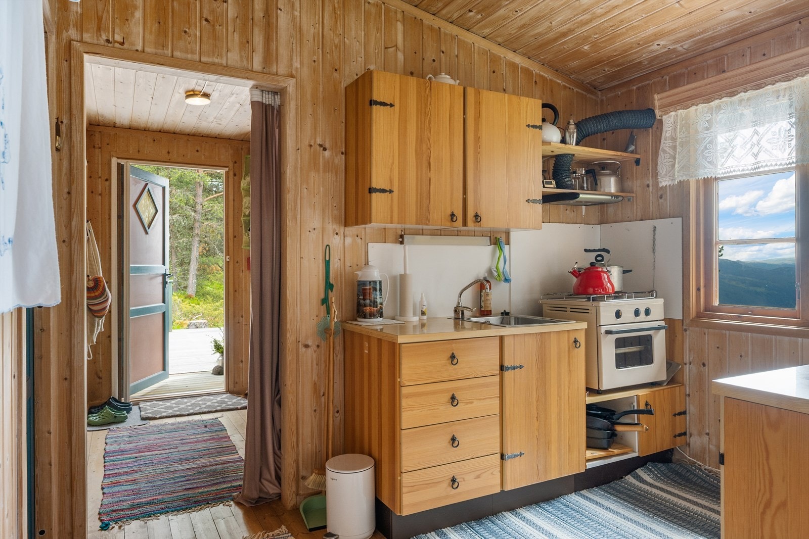 Deretter kommer man først inn på kjøkkenet, som er mellom gangen og stua. Galleribilde