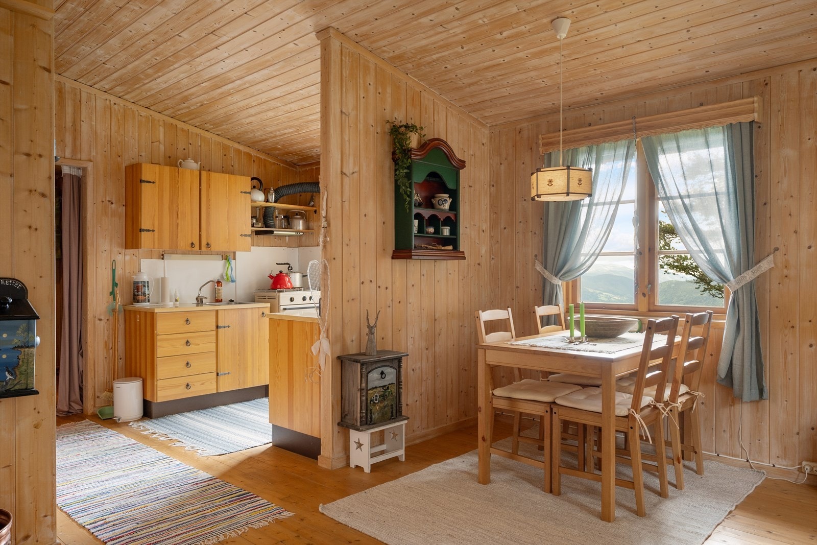 Fra kjøkkenet er det åpen løsning inn til stua. Galleribilde