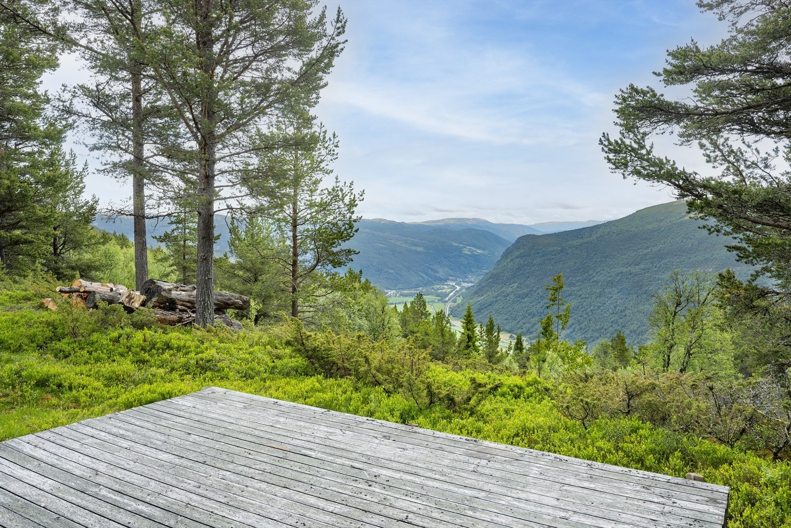 Fra eiendommen har man fin utsikt utover dalstrøket. Galleribilde