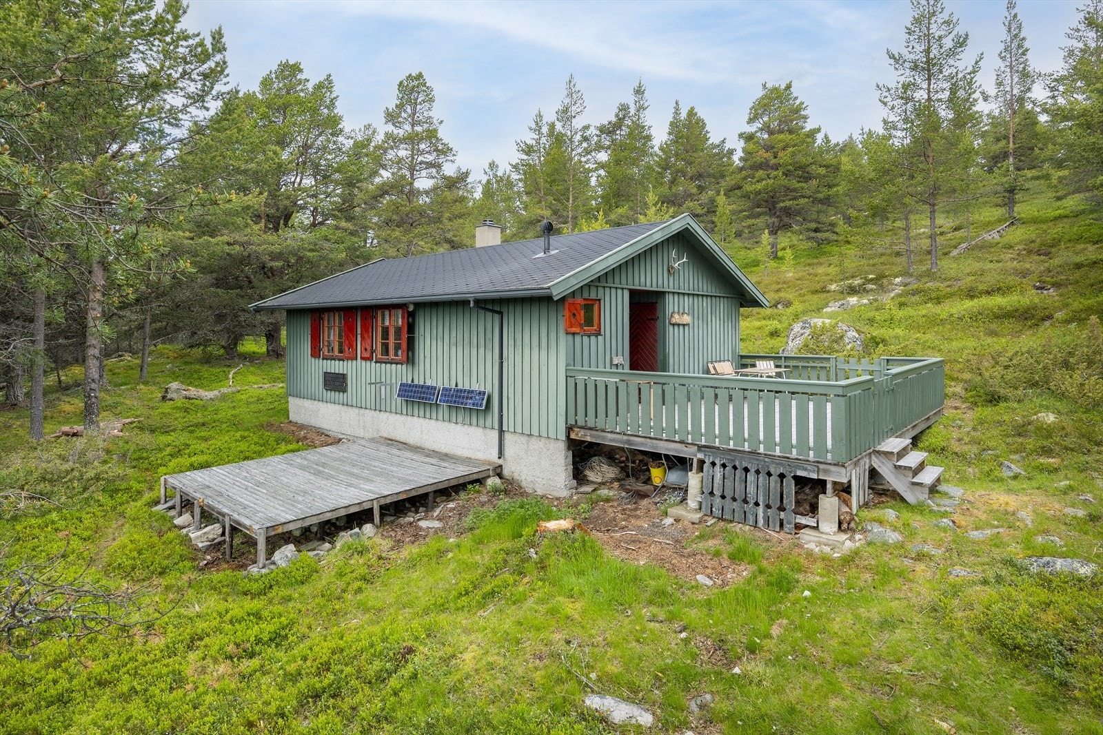 Det er terrasse både på frem- og nedsiden av hytta. Galleribilde