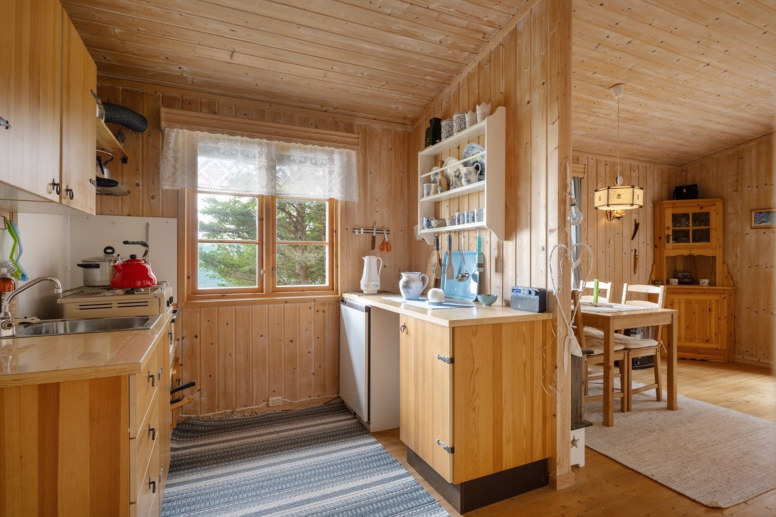 Kjøkkenet i hytta er et praktisk, klassisk hyttekjøkken. Galleribilde