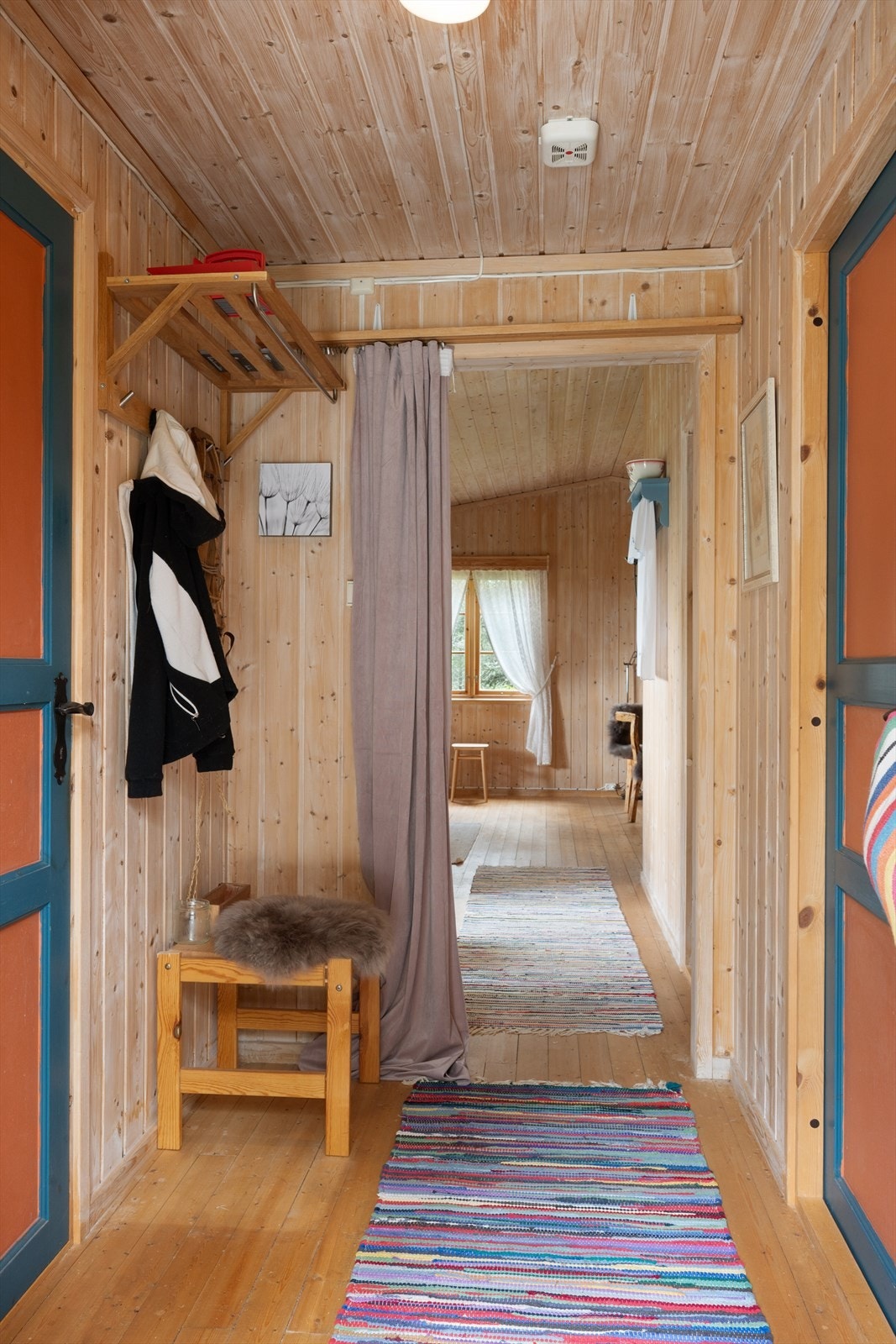 Fra entréen kommer man inn i en romslig gang. Galleribilde