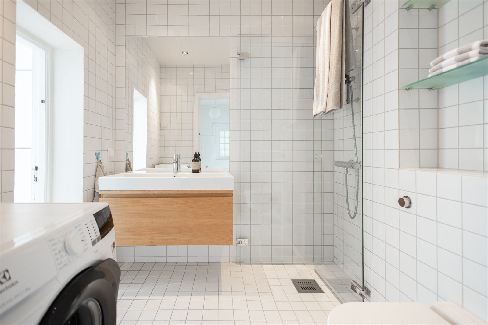 Tidløst og praktisk bad, pusset opp i 2006 - arkitekttegnet Galleribilde