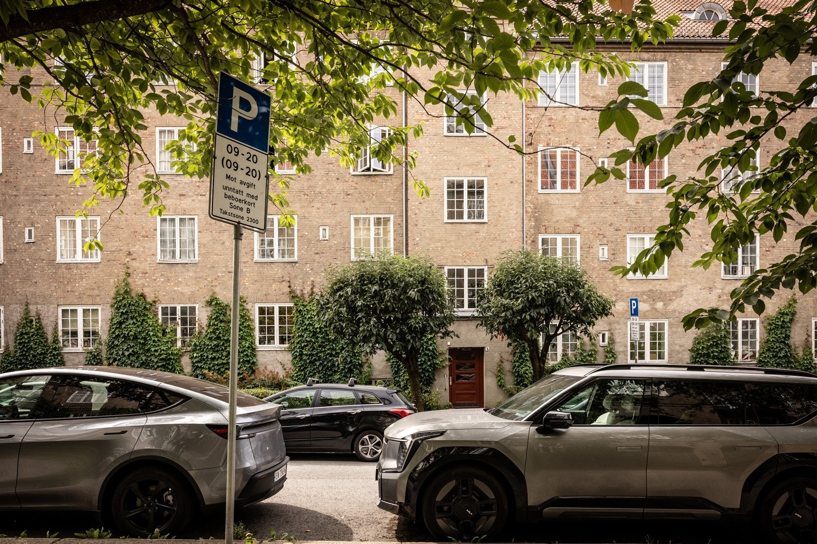 Sameiet har garasjeplasser som leies ut etter liste ved ledighet. Det er også beboerparkering i området samt andre anlegg man kan kjøpe eller leie plass Galleribilde