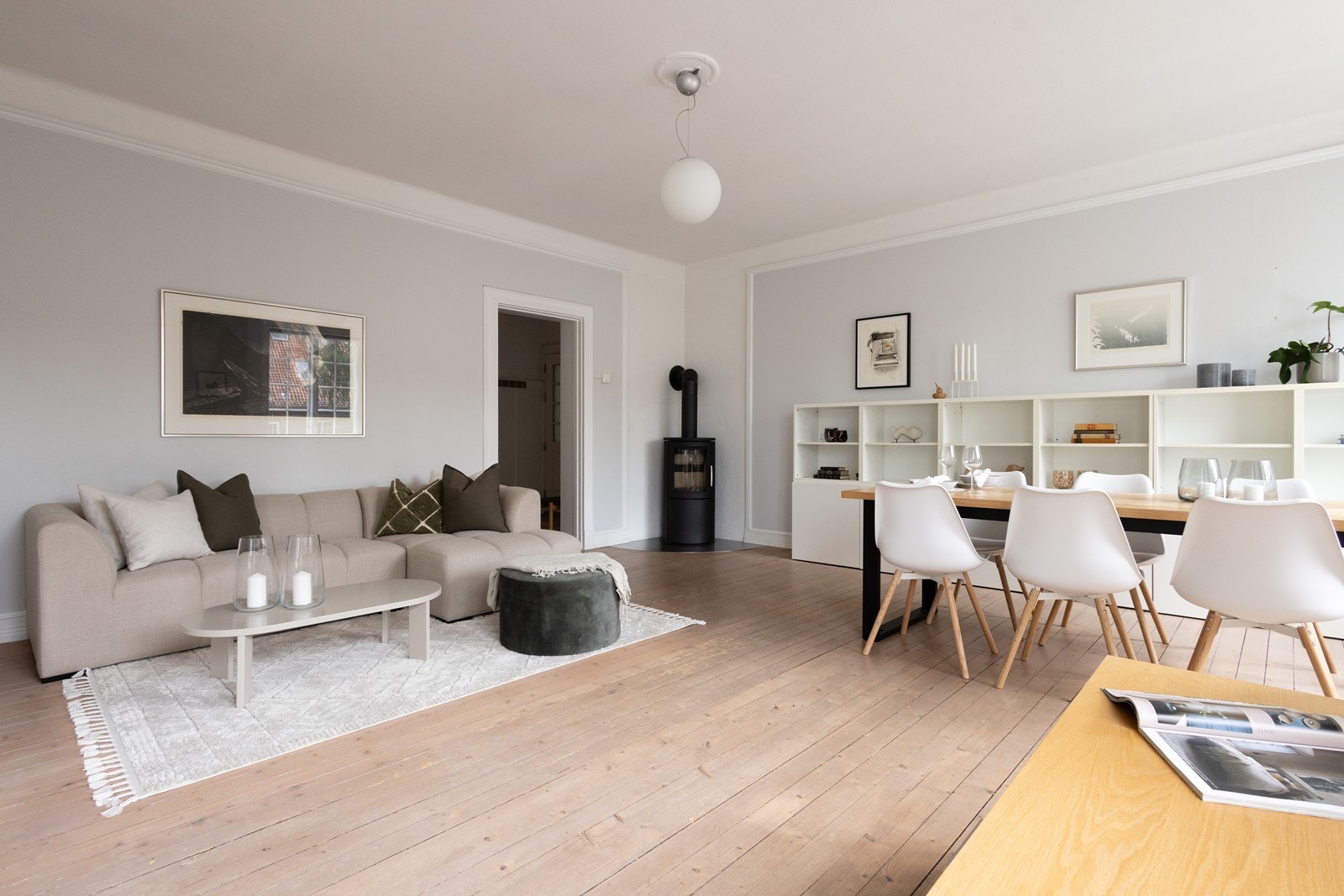 Flotte originale detaljer som tregulv, vakre vinduer og brede lister skaper en herlig atmosfære Galleribilde