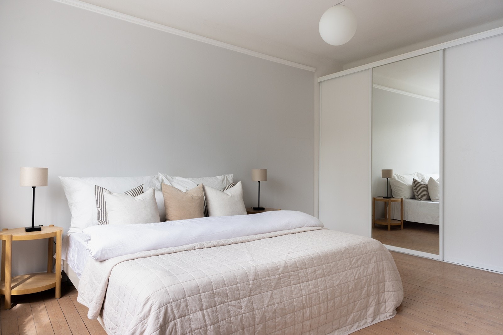 Godt med garderobeplass i stor skyvedørsgarderobe Galleribilde