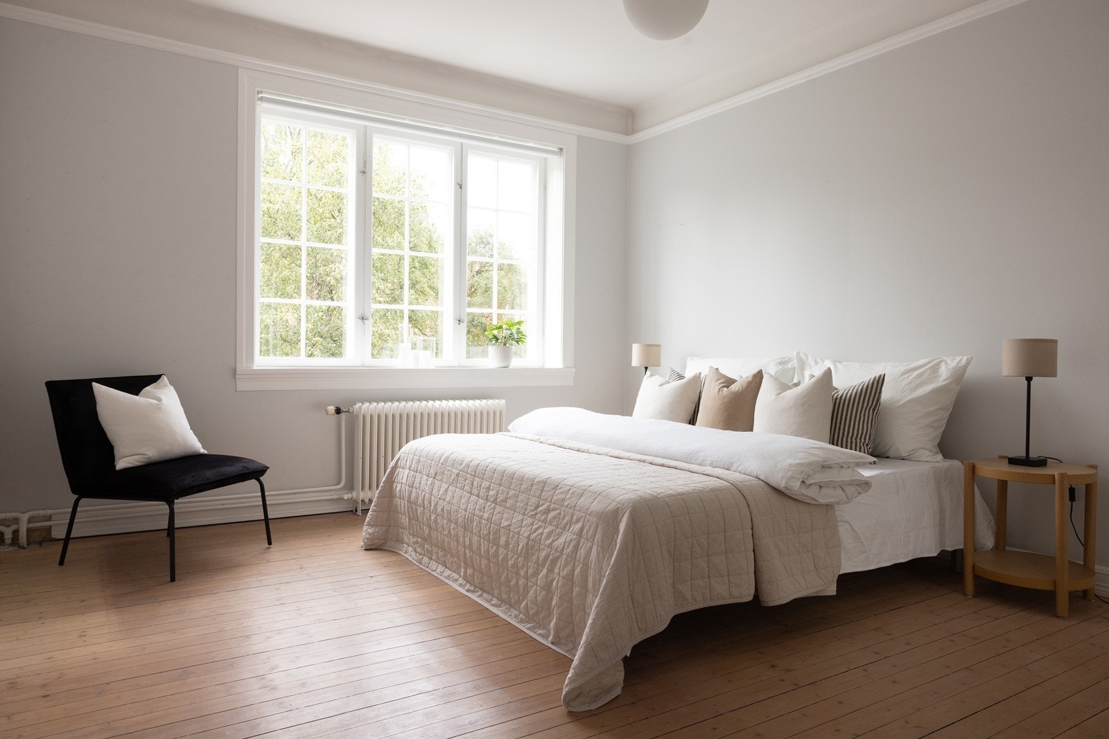 Stor og luftig hovedsoverom - vendt mot bakhage Galleribilde