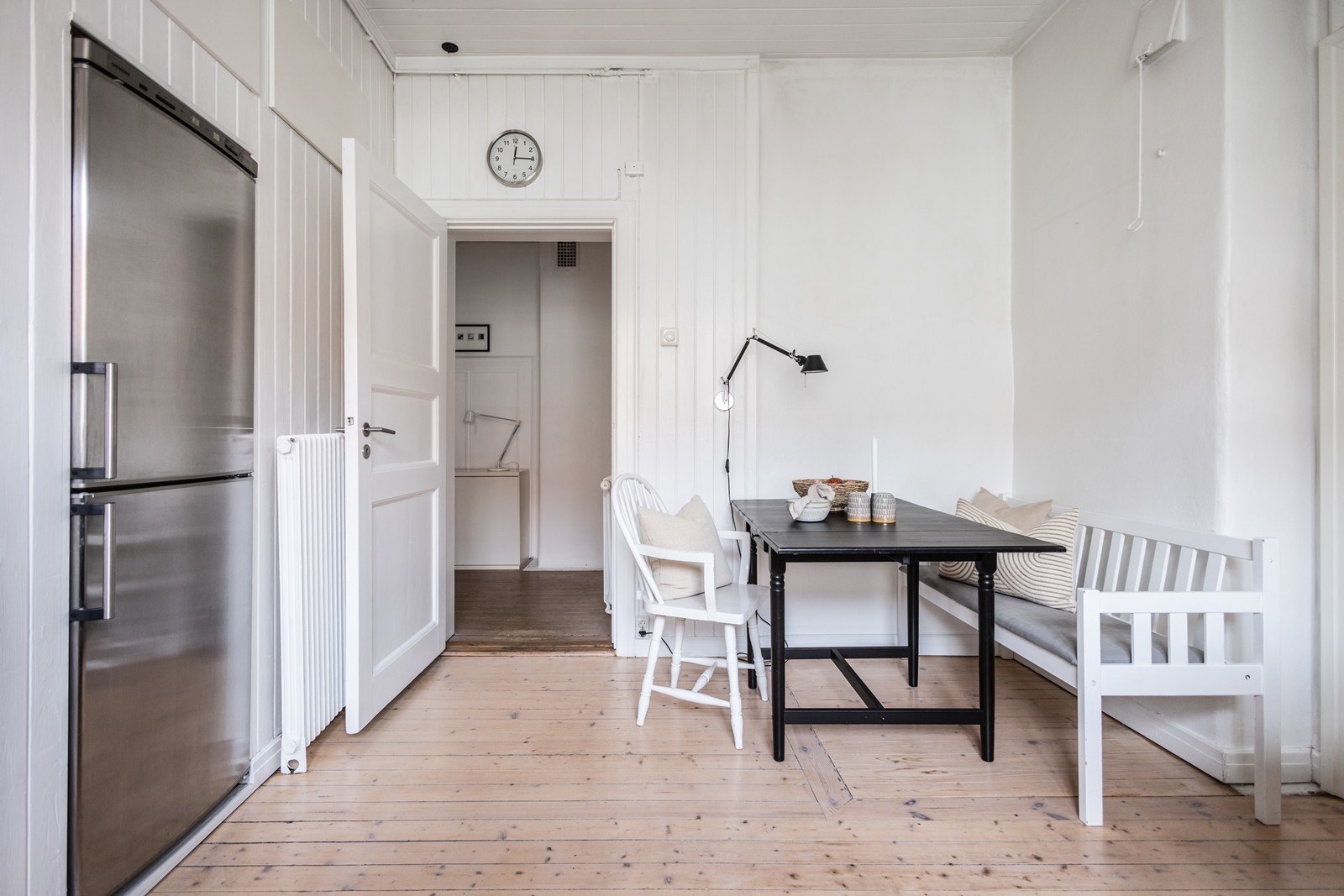 God plass til hyggelig spisebord på kjøkkenet Galleribilde