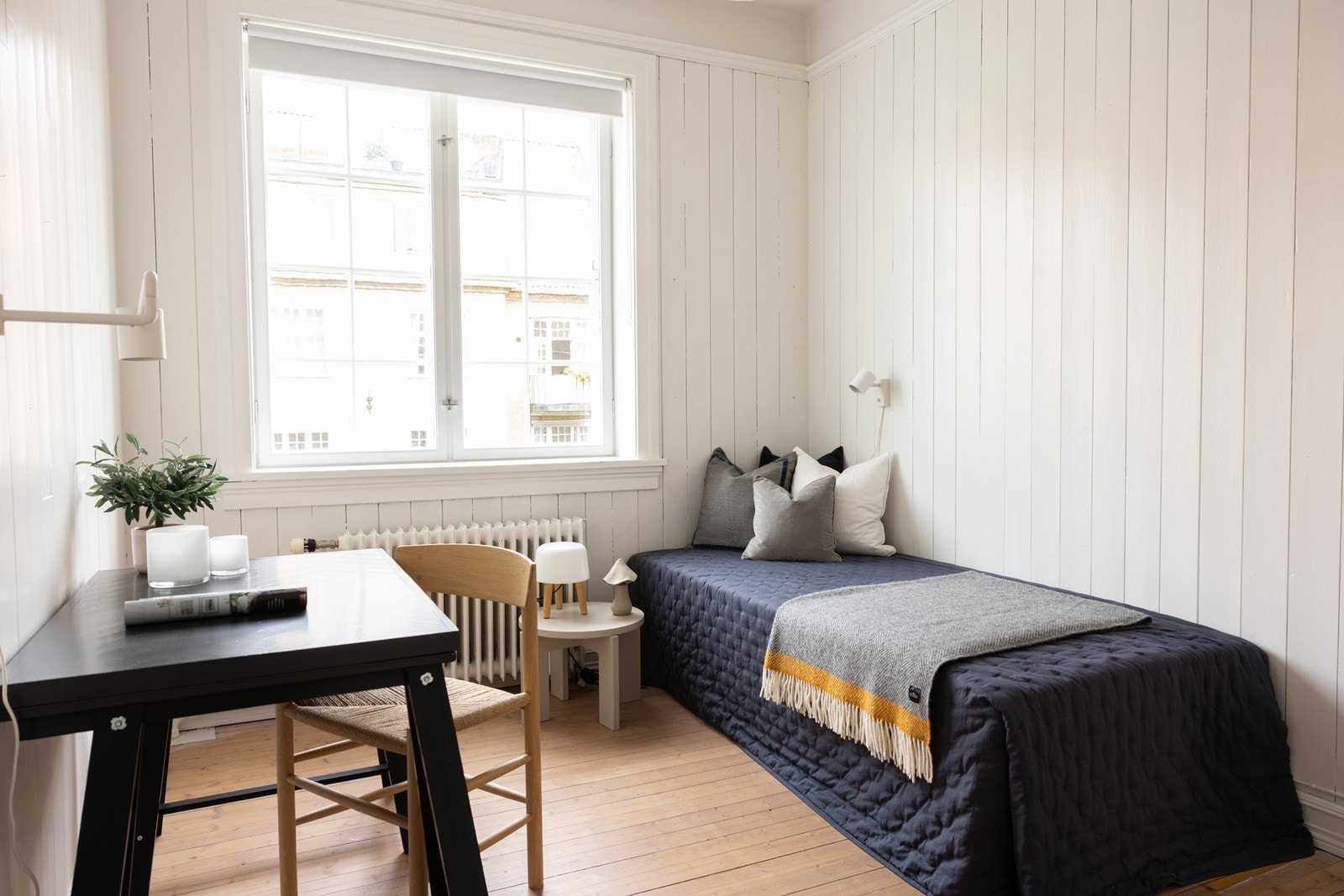 God plass til seng med nattbord, skrivebord samt ønsket møblering Galleribilde