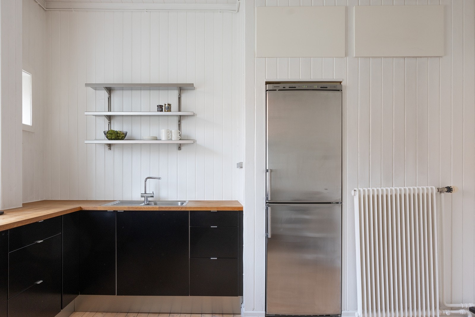 Det er integrert oppvaskmaskin, platetopp og stekeovn Galleribilde