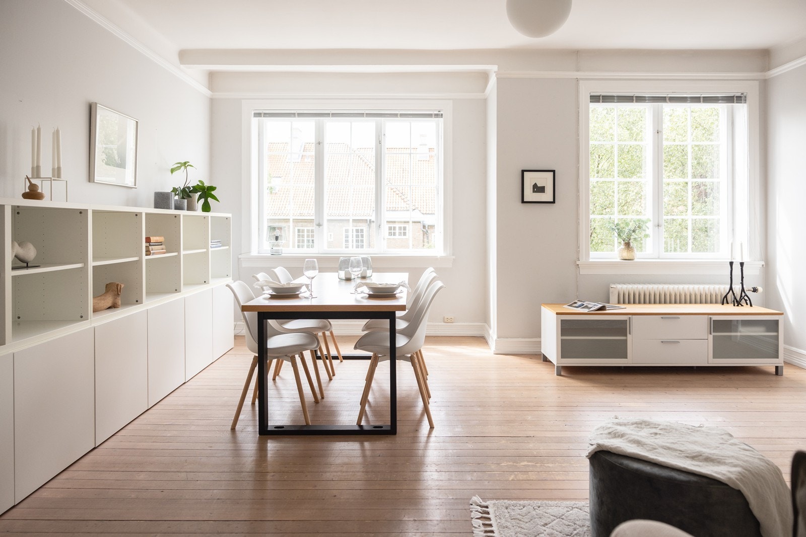 Stuen og hovedsoverommet vender mot bakhagen Galleribilde