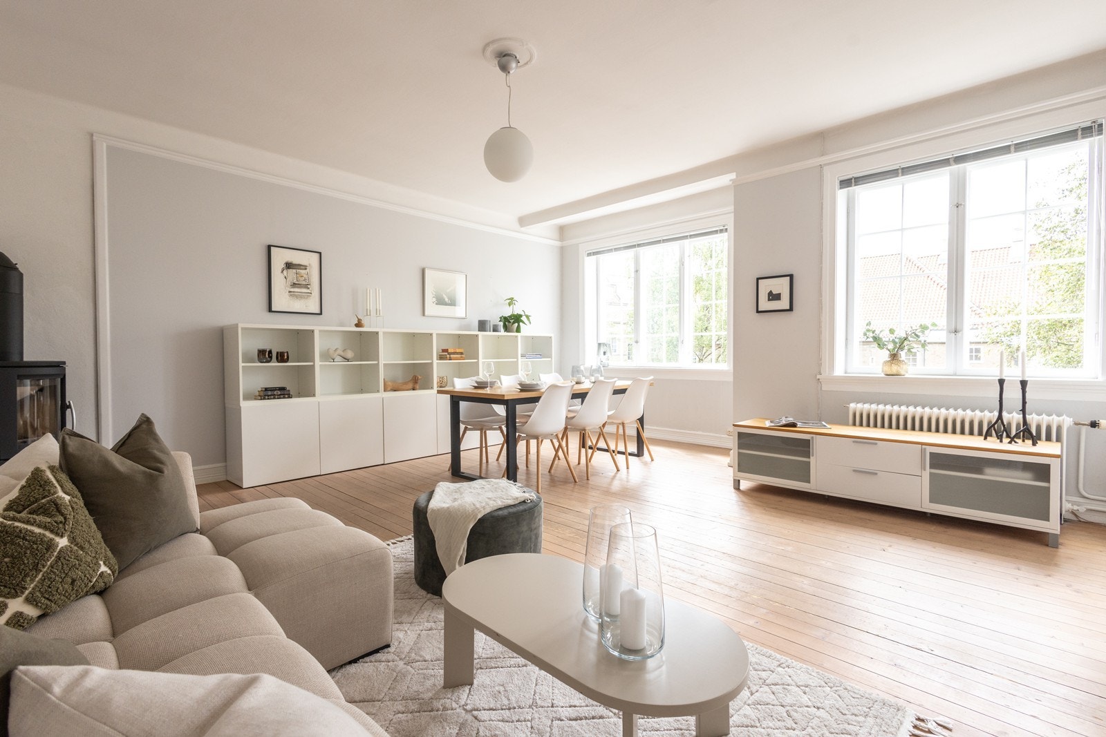 De store vindusflatene sørger for rikelig av naturlig lysinnslipp - originale doble vinduer som ble restaurert i 2020 Galleribilde