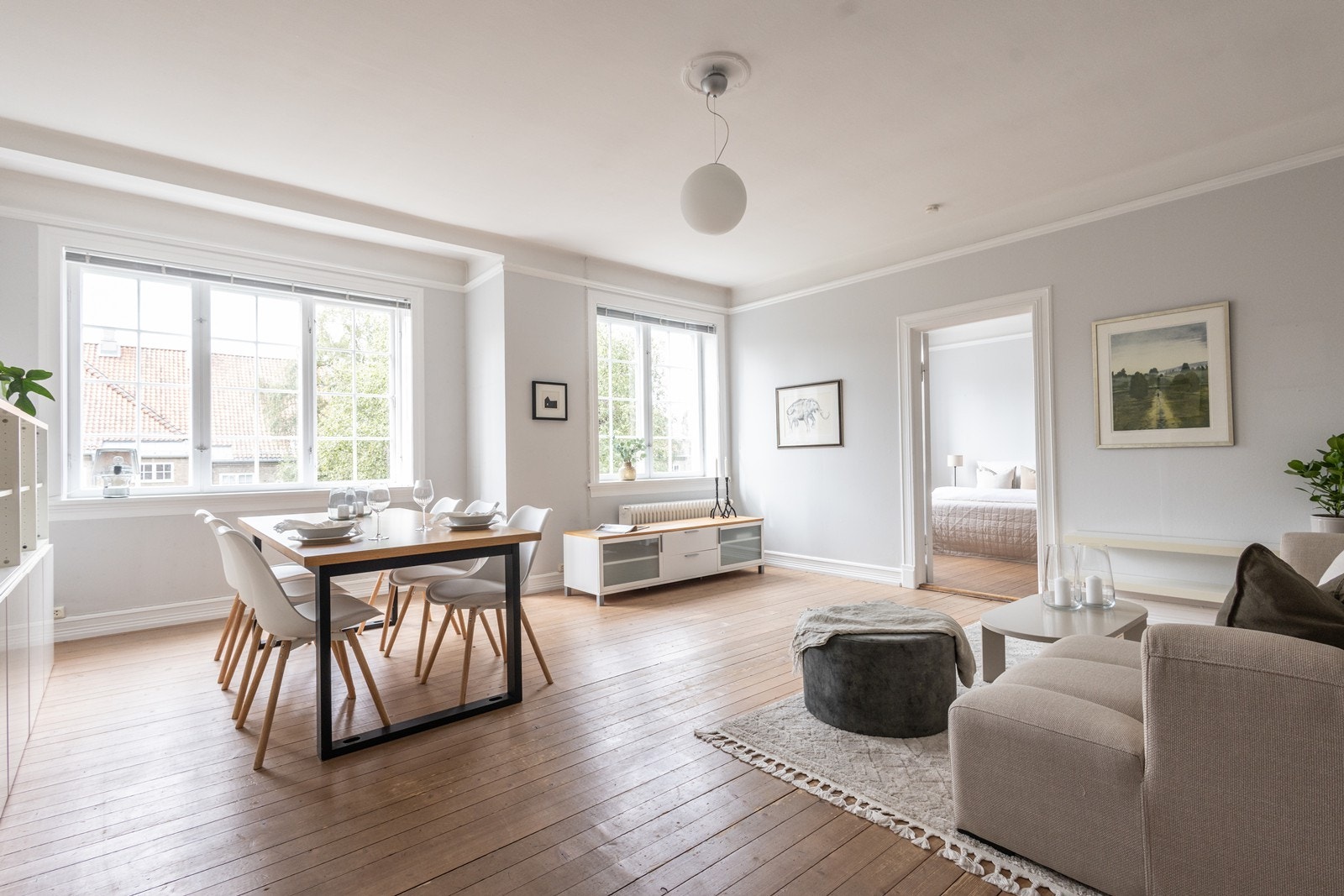 Boligen har god planløsning, store vindusflater og generøs takhøyde Galleribilde