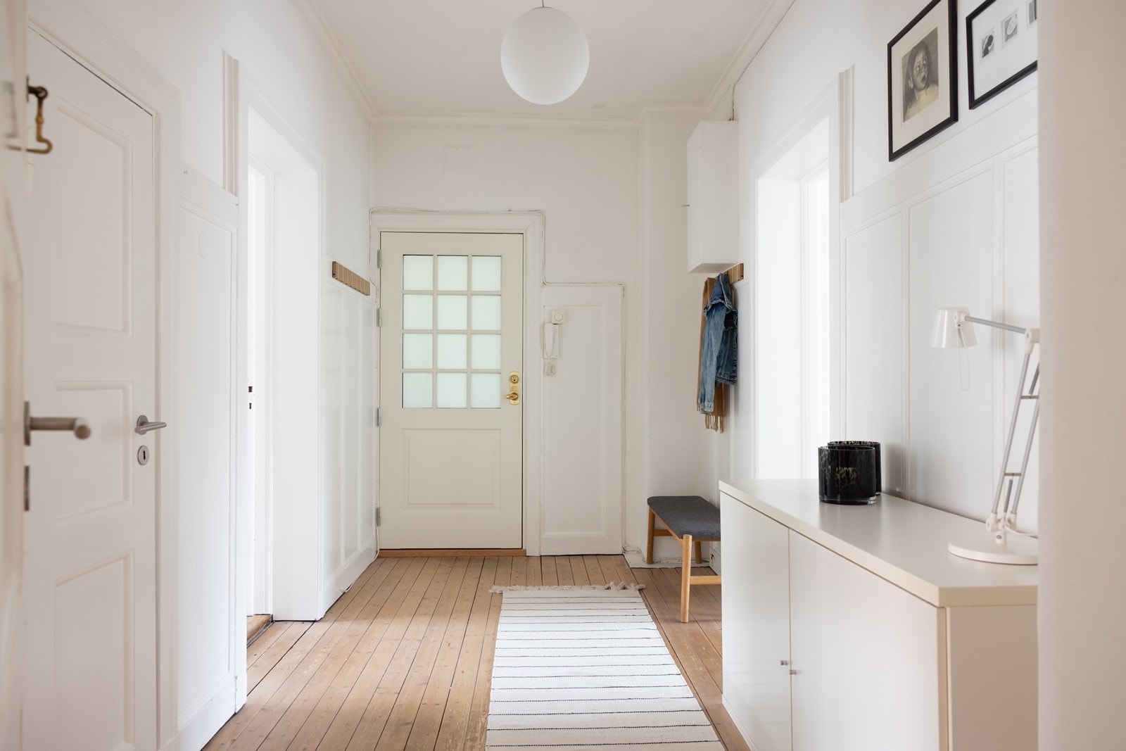 Gangen skiller leiligheten på en naturlig måte Galleribilde