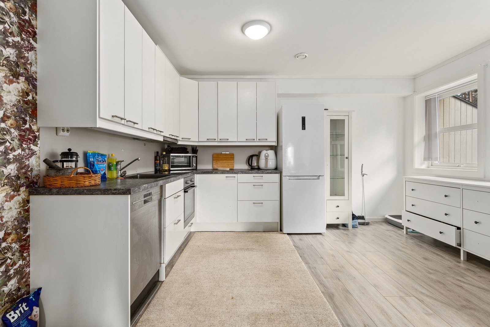 Rikelig med kjøkkeninnredning Galleribilde