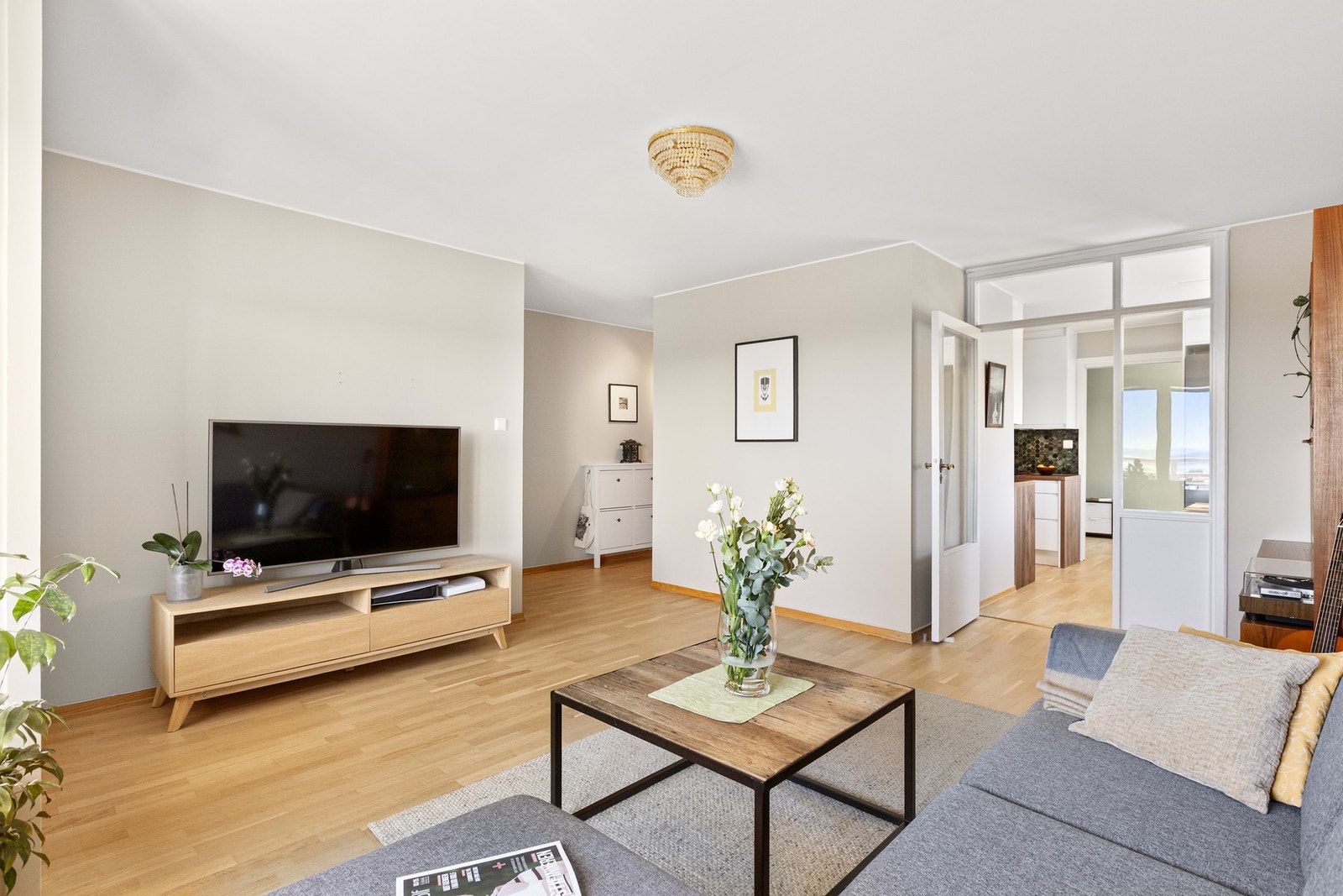 Stuen har god plass for møblering av en trivelig sofagruppe med tilhørende møblement. Galleribilde