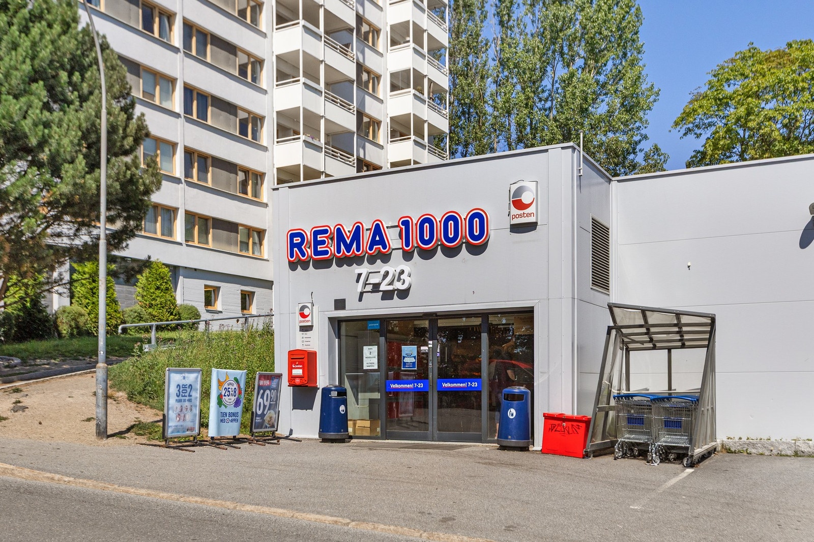 Dagligvarehandelen kan gjøres på Rema 1000 som finnes i umiddelbar nærhet til leiligheten. Her finner du også Post i butikk. Galleribilde