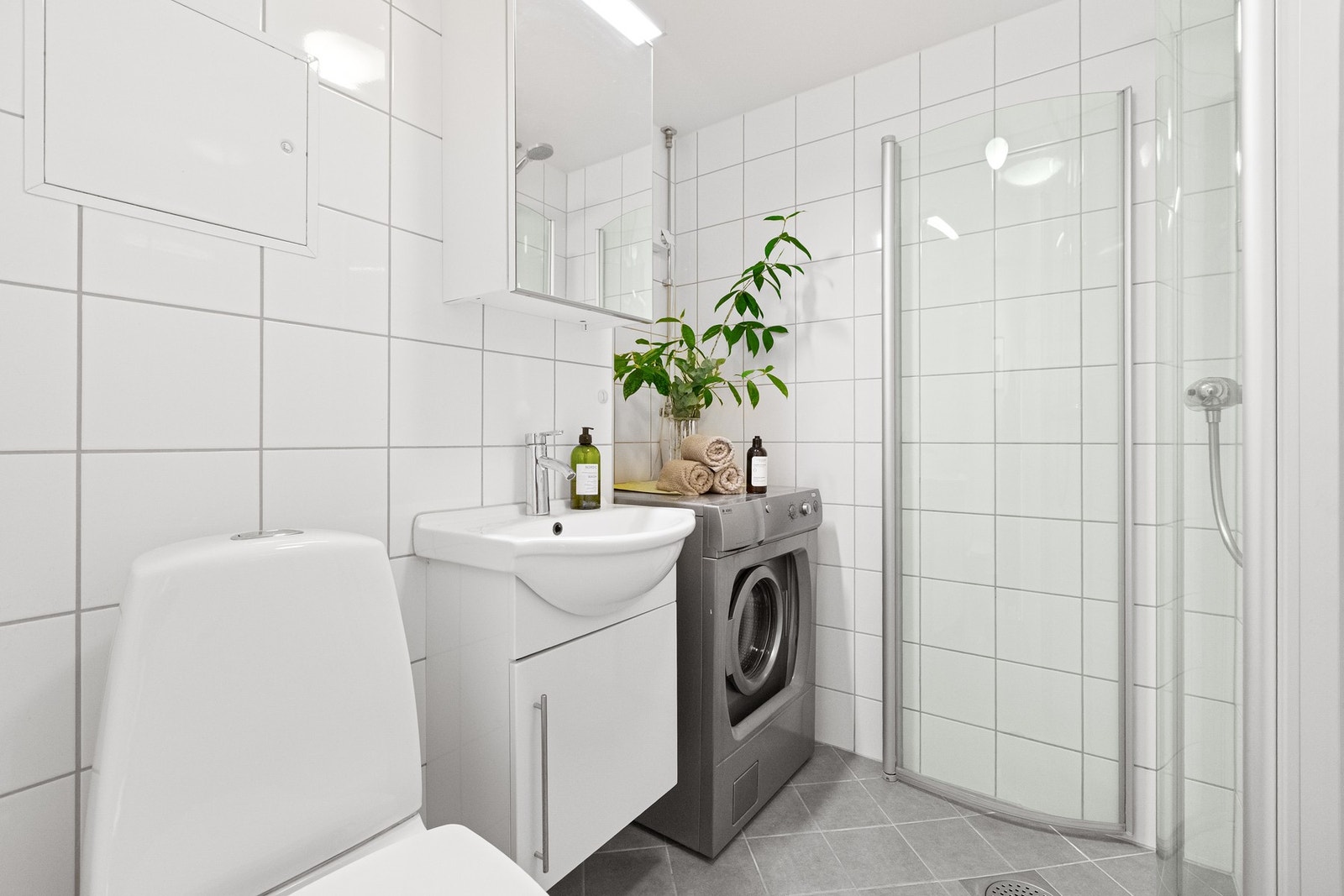 Badet fremstår pent og funksjonelt med flislagte overflater og vannbåren gulvvarme. Galleribilde