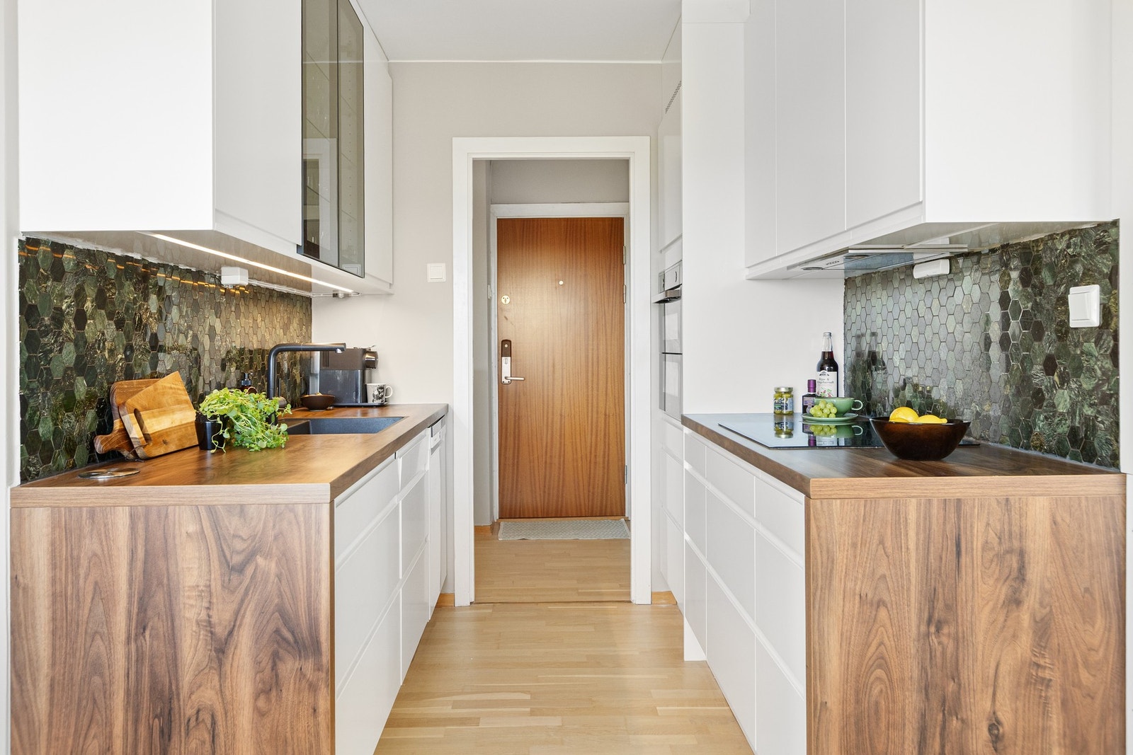 Epoq kjøkkeninnredning, av nyere dato, med slette lakkerte fronter og laminat benkeplate. Galleribilde