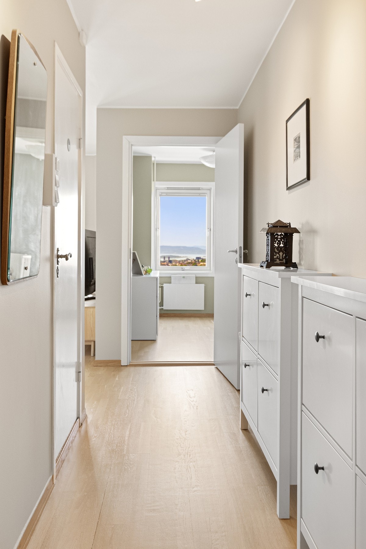 Det er god plass for oppbevaring av sko i skoskap og yttertøy i en praktisk skyvedørsgarderobe. Galleribilde