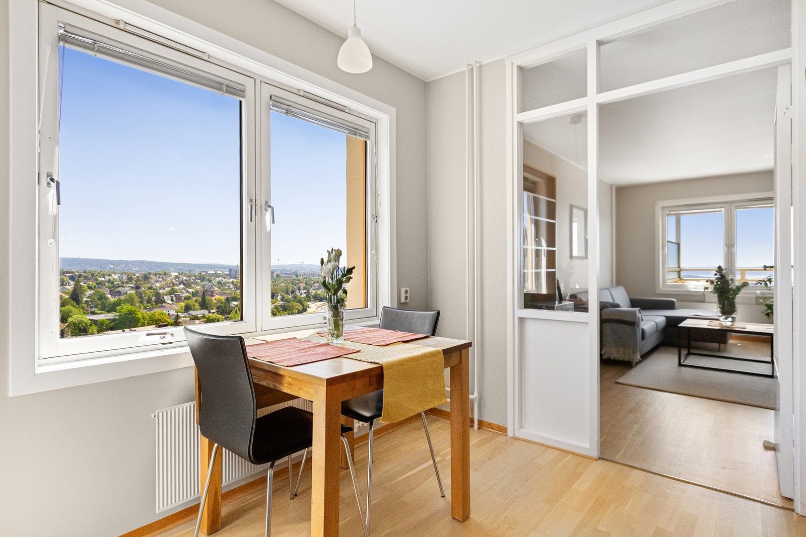 På kjøkkenet er det også plass for innredning av spisebord. Galleribilde