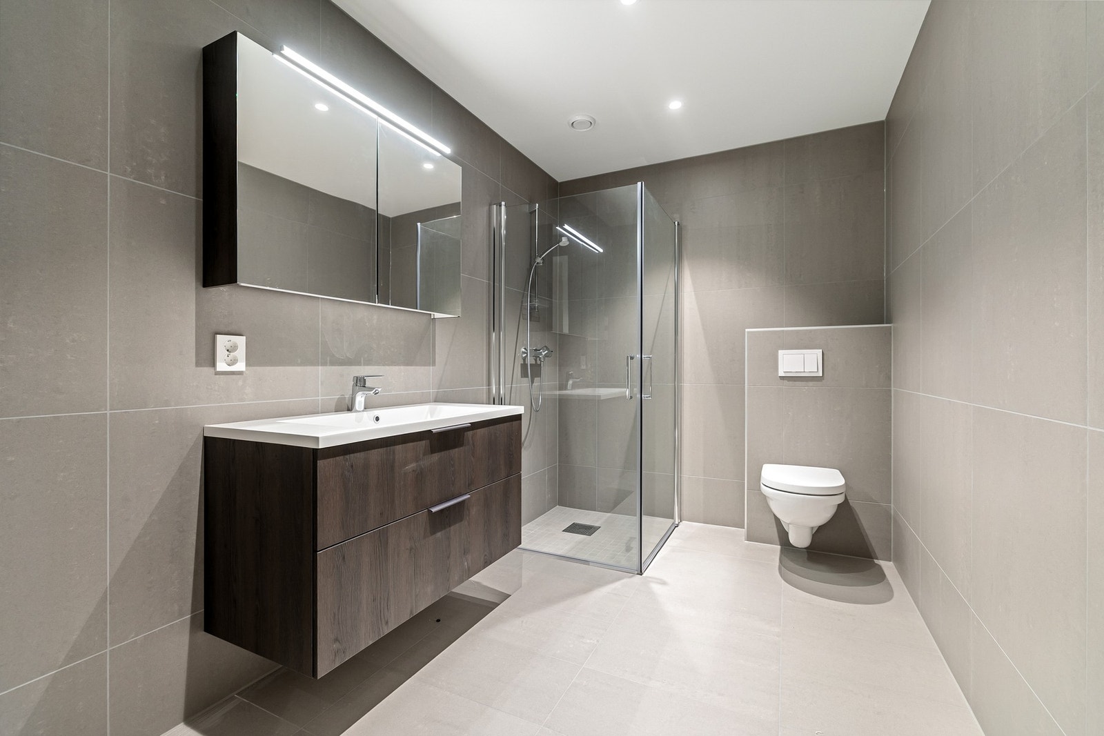 Bad 1: Lekkert og moderne bad med downlights og moderne fliser. Galleribilde