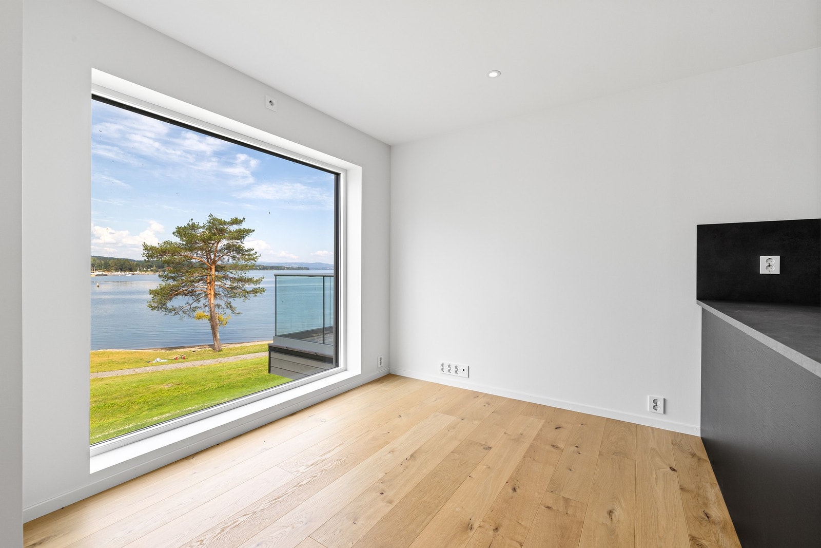 Her kan du nyte middagen ved det store vinduet i stuen. Galleribilde