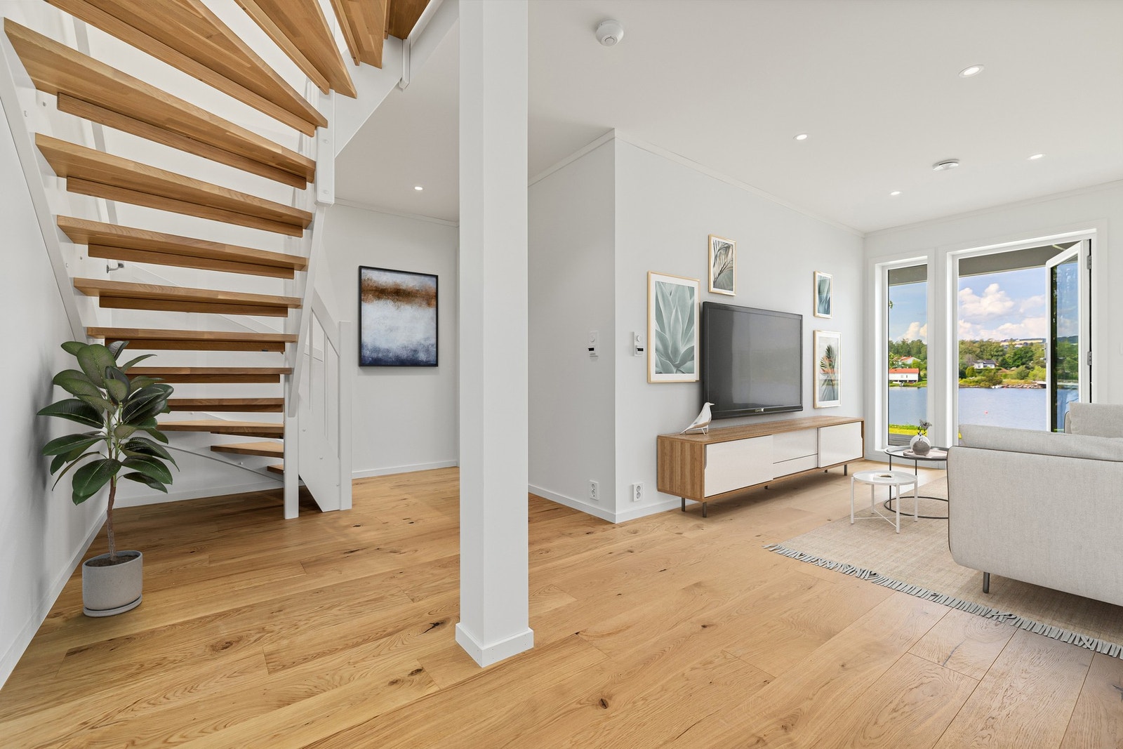 Hall i underetasjen med stue og utgang til terrasse. (Bildet er 3D møblert) Galleribilde