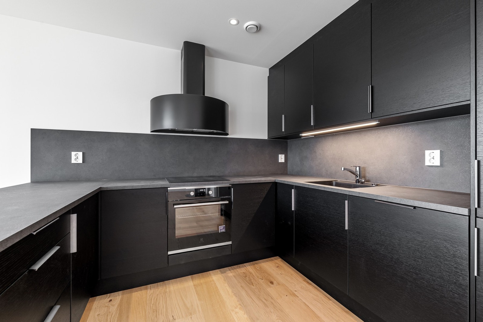 Komplett kjøkkenløsning ,ed moderne hvitevarer - design og funksjonalitet i perfekt harmoni. Galleribilde