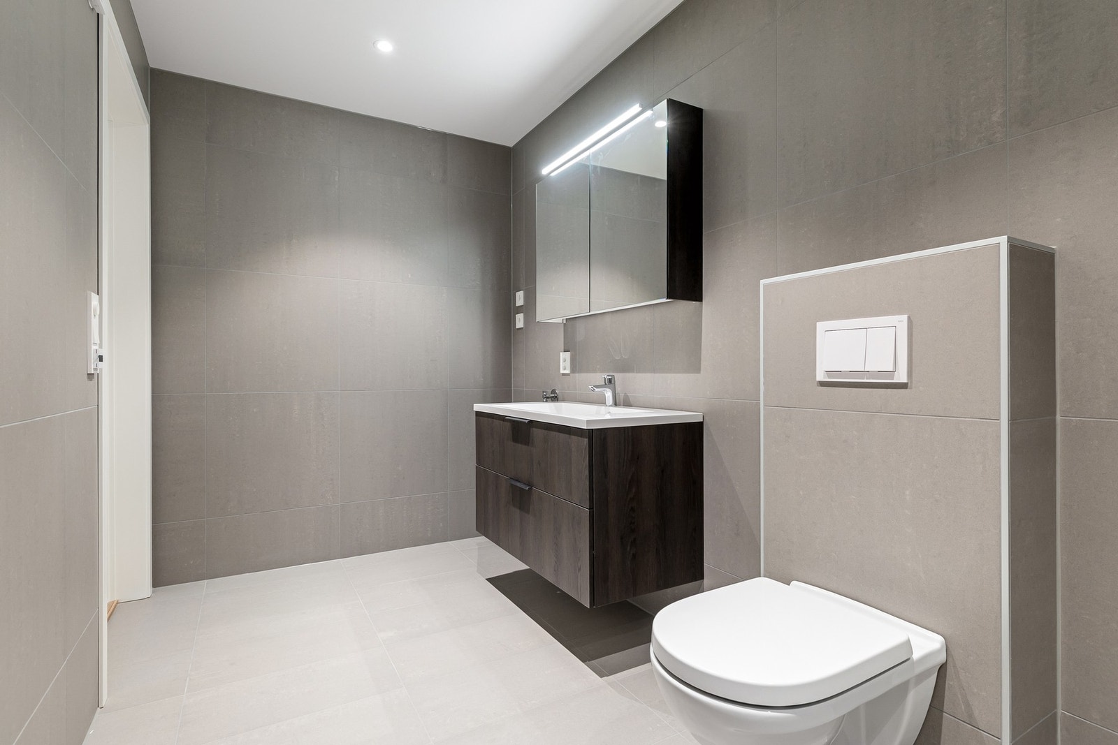 Bad 2: Badet er romslig med doble skap og store fliser. Galleribilde