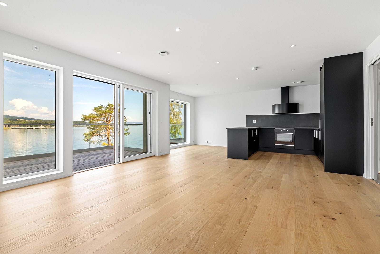 Romslig stue med direkte utgang til terrasse. Galleribilde