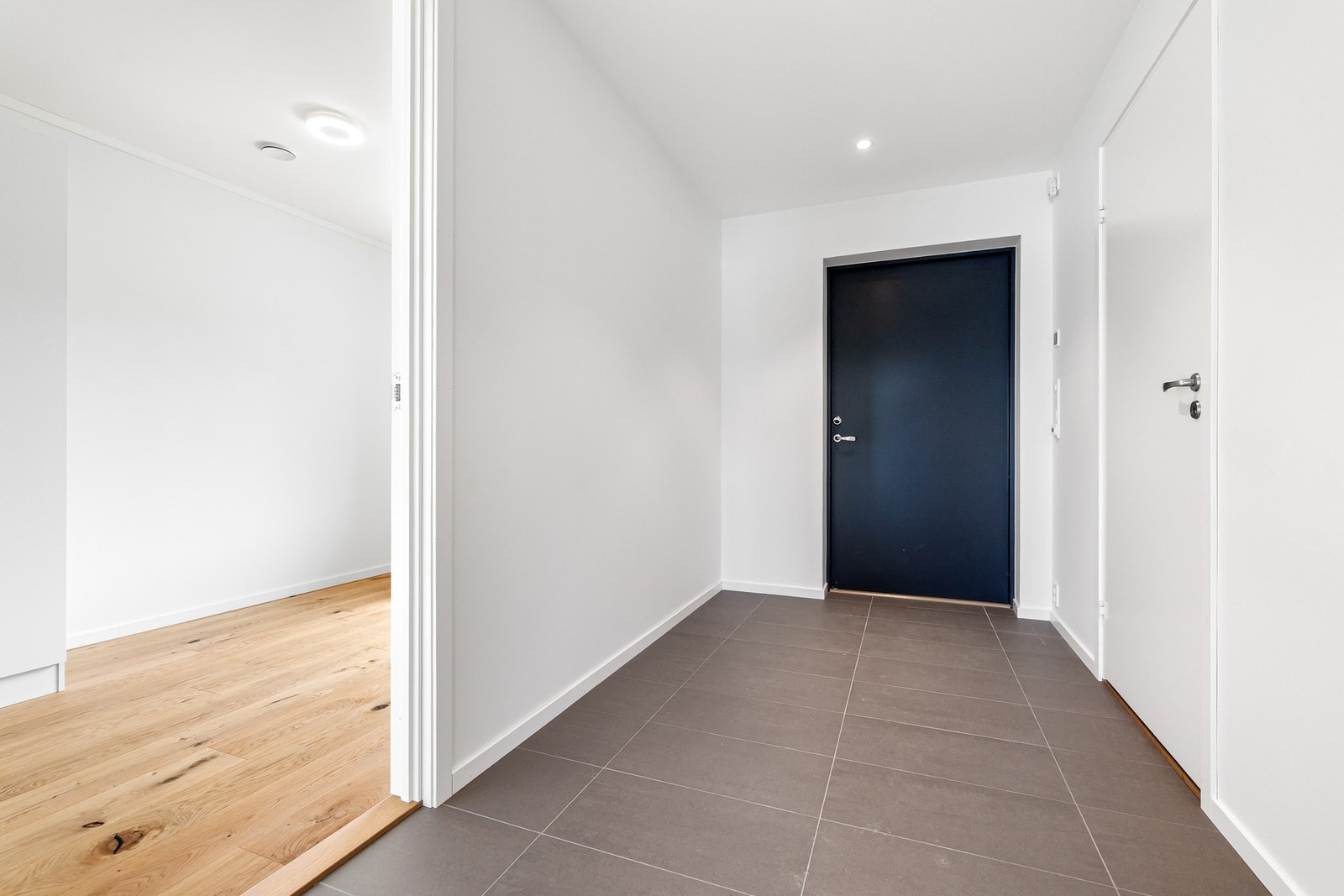 Lys og innbydende entre, med muligheter for oppbevaring ved møblering. Galleribilde