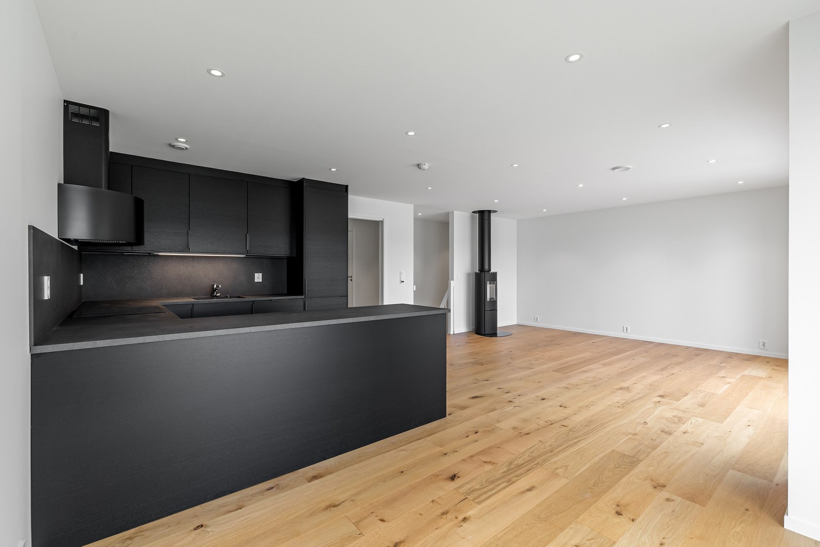 Innbydende kjøkken hjørne, med overskap og rikelig med benkeplass. Galleribilde