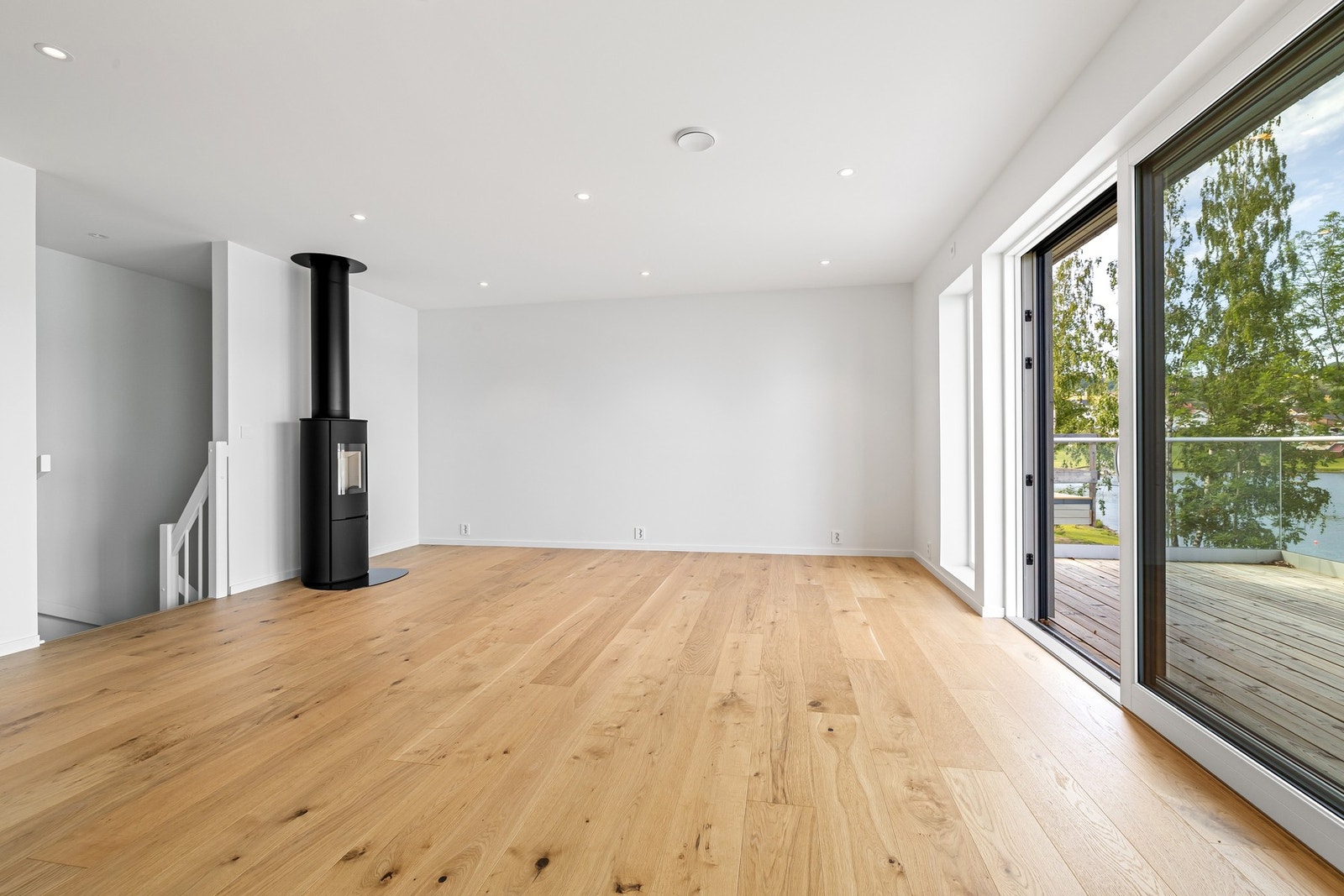 Lys og luftig stue med store vindusflater. Galleribilde