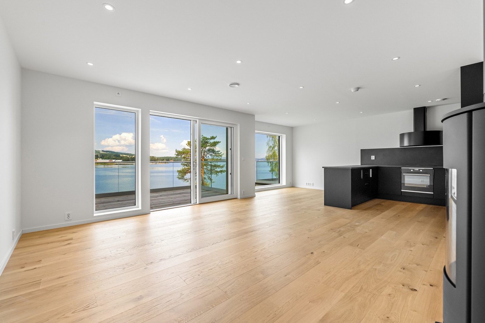 Nyt utsikten mens du lager mat på kjøkkenet. Galleribilde