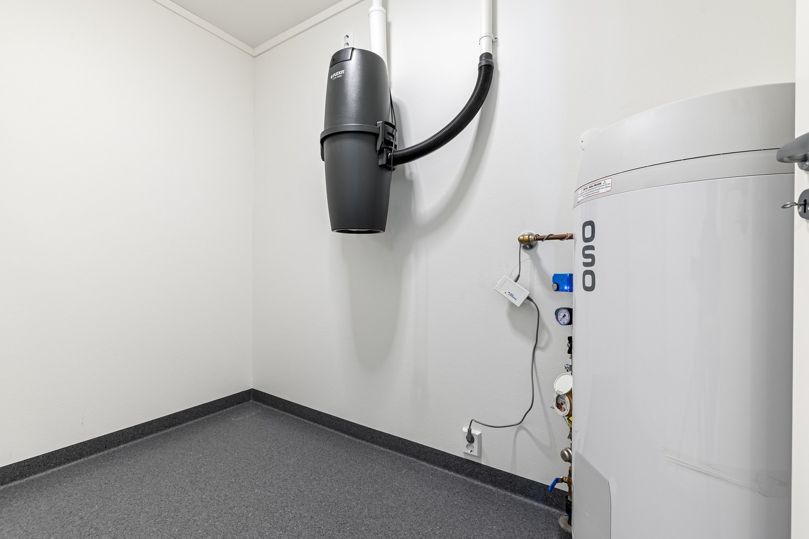 Bod med varmtvannstank og sentralstøvsuger. Galleribilde