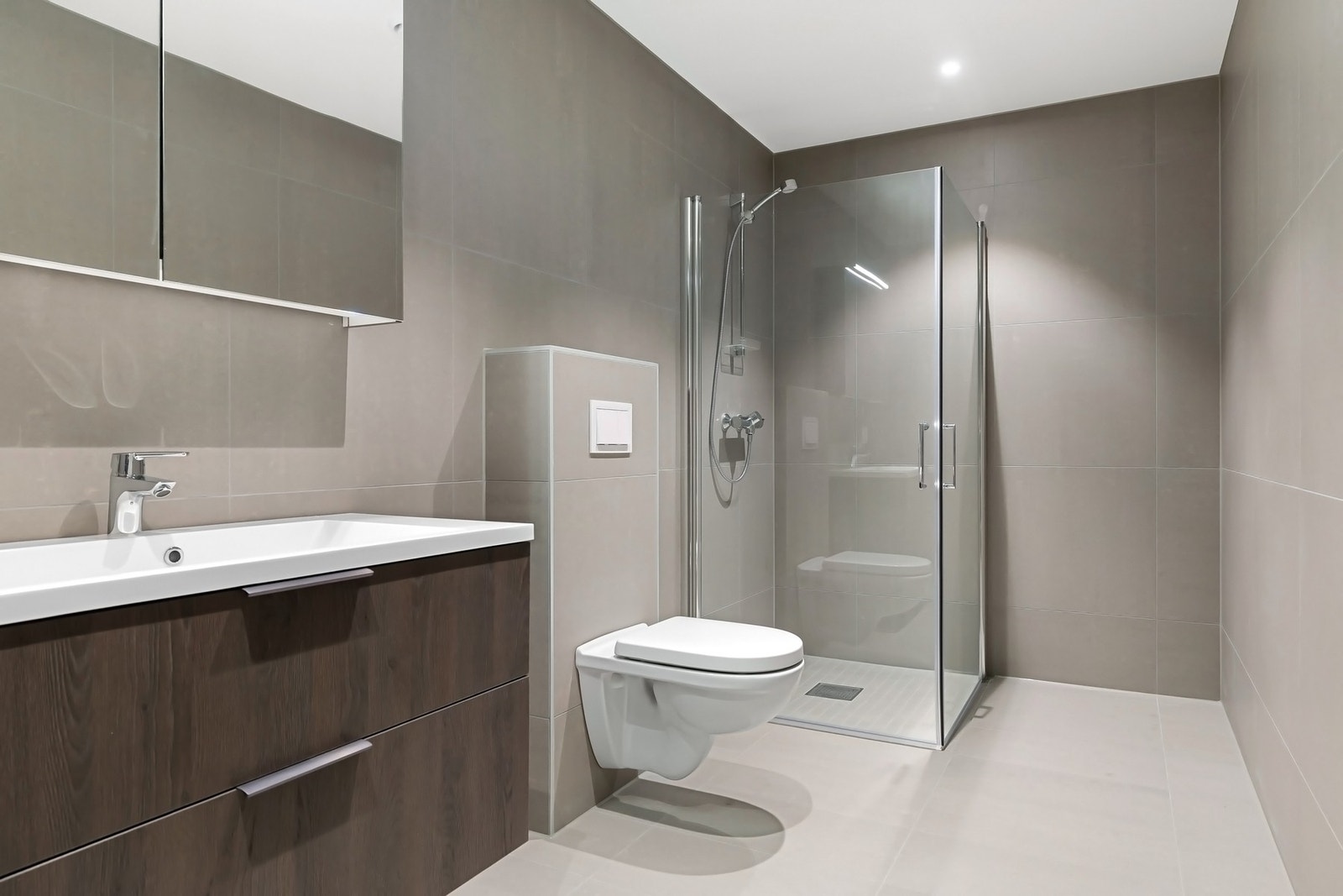 Bad 2: Stilrent bad med moderne innredning - her får du funksjonalitet og luksus. Galleribilde