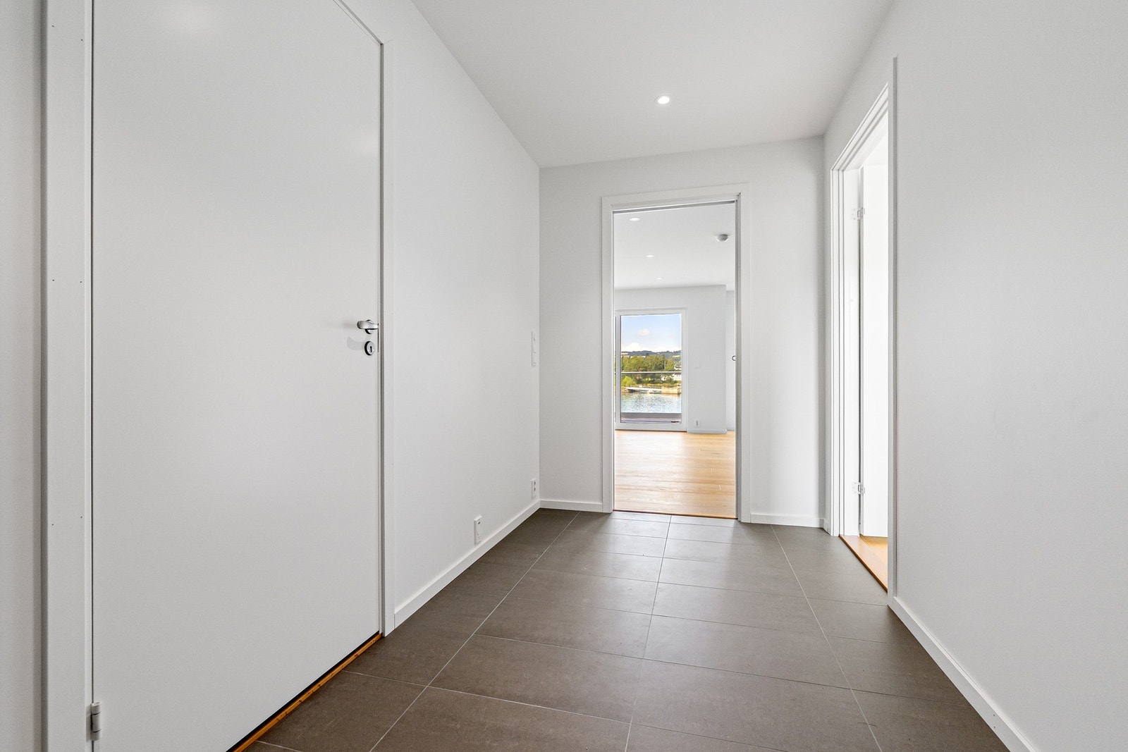 Entreen har fliser på gulv. Galleribilde